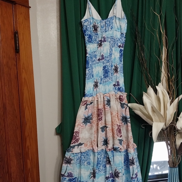 WOMEN'S SLEEVELESS V-NECK SMOCK FLORAL MAXI DRESS - Picture 7 of 12